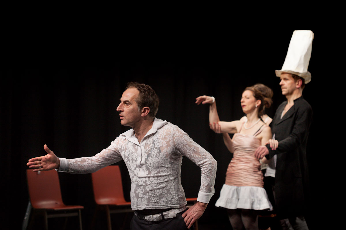 Sie könnten erst einmal so höflich sein, mir guten Tag zu sagen!